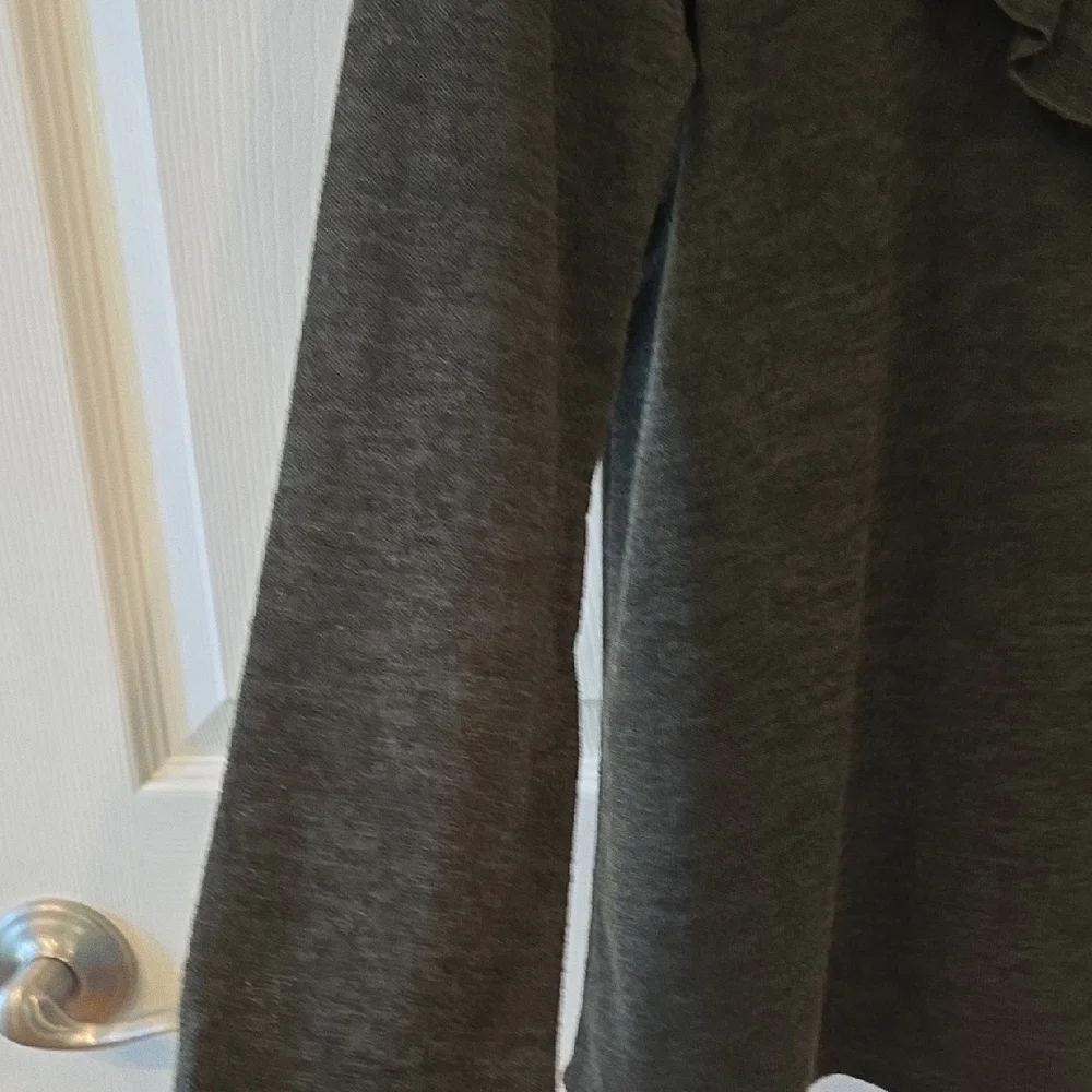 OLIVE Ruffle TOP - Picture 5 of 7